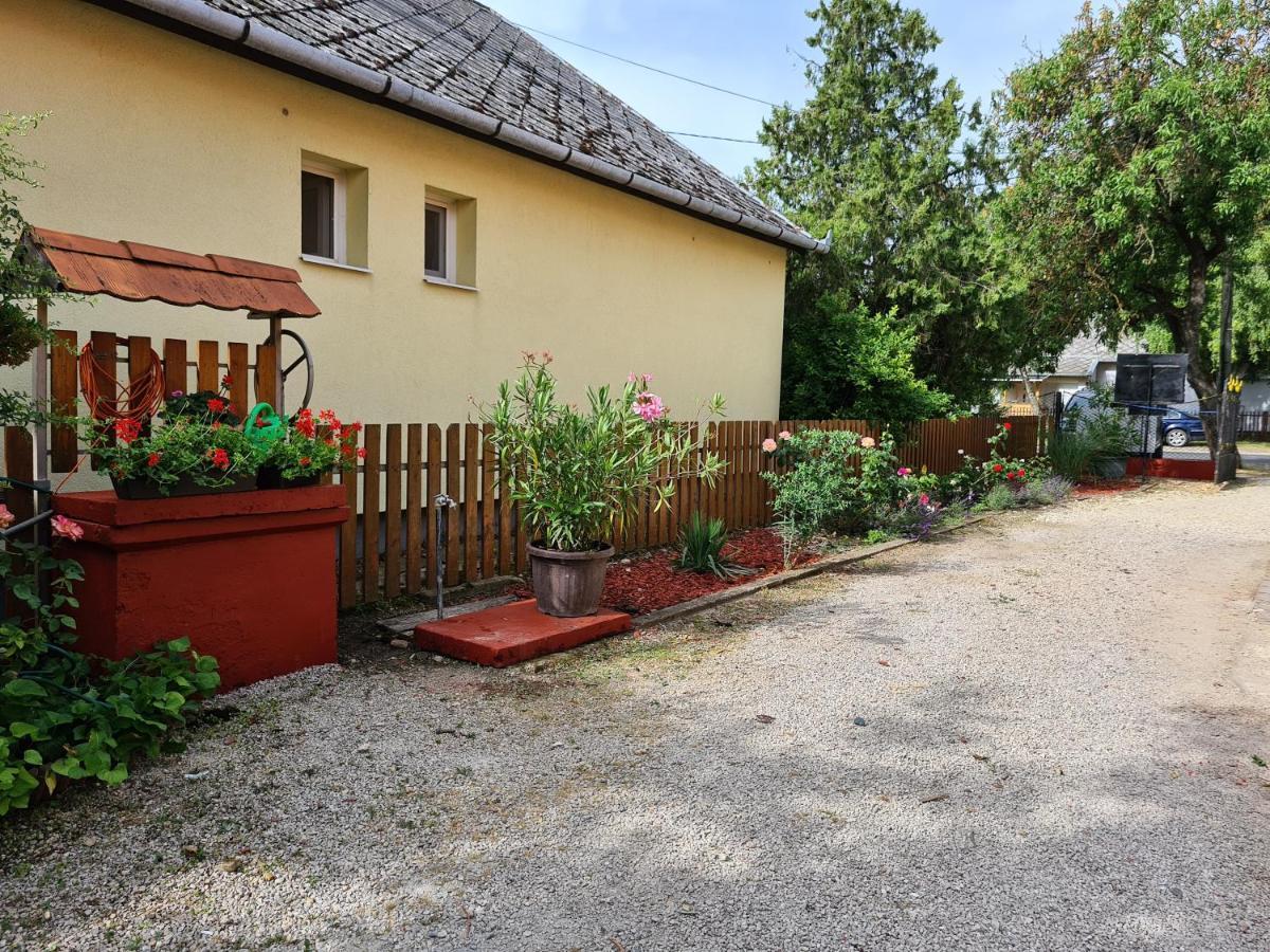 Kriszta Apartman Balatongyorok Exterior photo